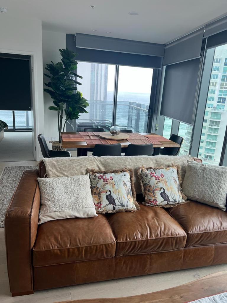 Beautiful Ocean View Signature Broadbeach Apartment