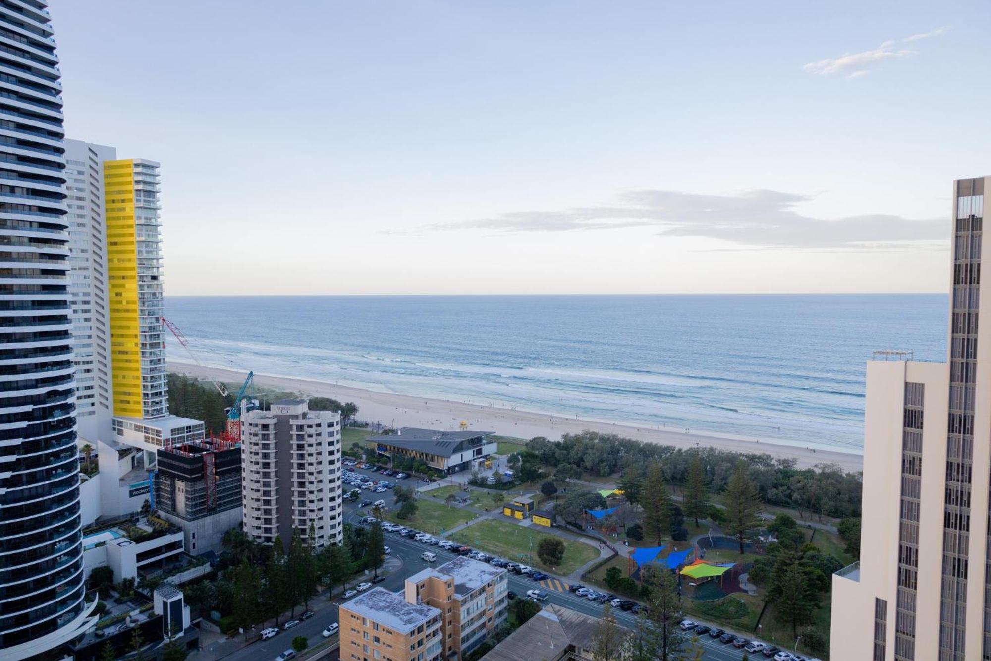 Beautiful Ocean View Signature Broadbeach Apartment